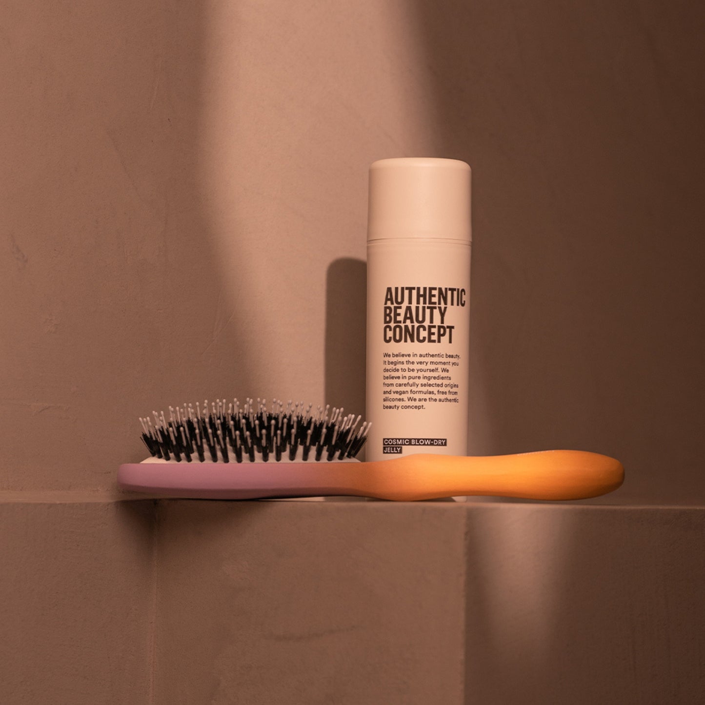VEGAN SUNSET BRUSH x Suki Waterhouse